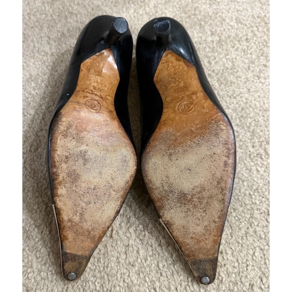 CHANEL Pumps 37.5 Black Beige Leather Cap Toe Pointed Kitten Heel Made Italy - Picture 13 of 14